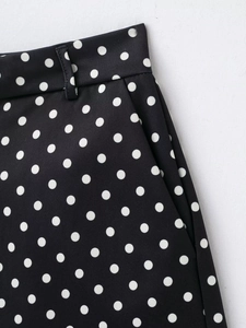 Détail du short noir à pois blancs avec passants de ceinture et couture de poche