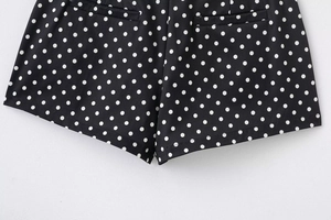Détails du short noir et blanc à pois avec revers à l'ourlet et poches arrière décoratives
