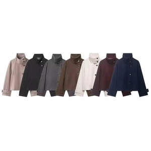 Veste courte en laine avec col montant et boutons diagonaux en sept coloris