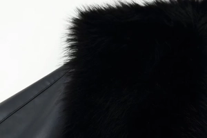 Gros plan sur la fourrure synthétique et le cuir noir avec des coutures précises