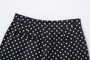 Détail de ce short noir pour femme à pois blancs avec passants de ceinture et poches