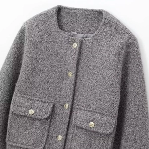 Veste en bouclétte grise avec boutons dorés vintage et col rond en vue à plat