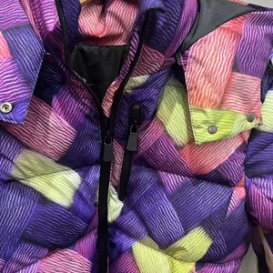 Doudoune femme à motifs géométriques colorés avec col montant et double fermeture