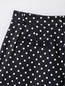 Vue détaillée du short noir à pois à taille haute avec passants et poche arrière