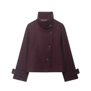 Détail de la veste courte bordeaux avec col montant haut et fermeture à boutons diagonale