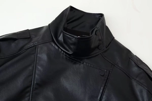 Gros plan détaillé du col montant et du bouton pression sur la veste de motard en similicuir