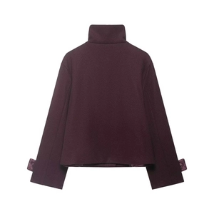 Vue arrière de la veste en laine bordeaux avec col montant et manches larges