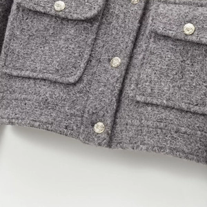 Veste élégante en tweed gris pour femme avec boutons dorés décoratifs et poches sur le devant