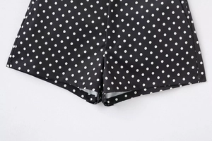Détail du mini short noir à pois blancs avec coutures et finitions de haute qualité
