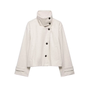 Détail d'une veste courte en laine avoine avec col cheminée et fermeture asymétrique à boutons