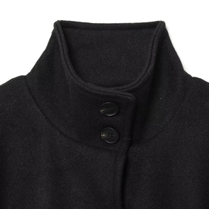 Elegante mantello poncho nero a collo alto con raffinato dettaglio a doppio bottone