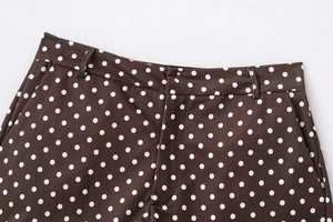 Vue détaillée du mini short marron à pois blancs avec détails des poches et de la taille