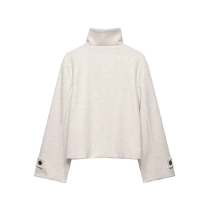 Vue arrière de la veste courte en laine crème avec col montant et bouton noir au poignet