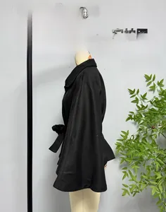 Detailansicht des schwarzen Wollmantels mit übergroßem Kragen und Taillengürtel