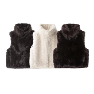 Gilet en fausse fourrure à col montant en noir, crème et café pour un style tendance