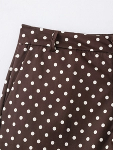 Détails du mini short marron à pois pour femme avec passants de ceinture et poches