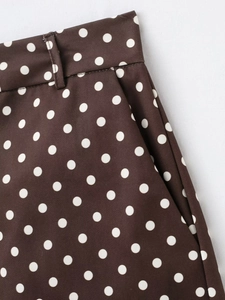 Détail du short marron foncé à pois avec passants de ceinture et poches latérales
