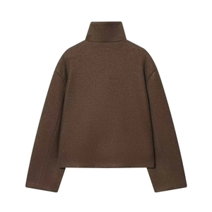 Vue détaillée du dos d'une veste en laine marron foncé avec une coupe minimaliste et col montant