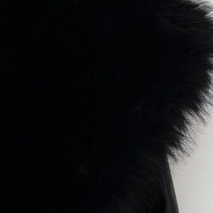 Manteau élégant en fausse fourrure noire avec texture douce et col duveteux luxueux
