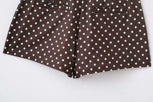 Détail arrière du short marron à pois avec des poches arrière symétriques