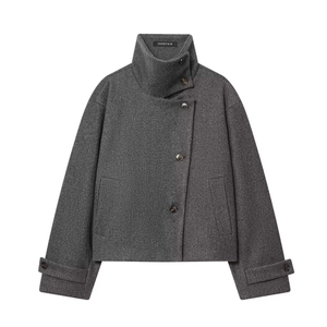 Détail de la veste en laine gris foncé avec col montant et fermeture à boutons vintage