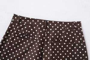 Détail de la taille avec imprimé à pois, passants de ceinture et poches arrière