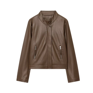 Giacca in pelle PU marrone con colletto alla coreana e doppie tasche con zip su sfondo bianco