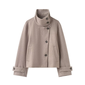 Veste courte en laine avec col montant haut et fermeture boutonnée asymétrique marron mocha