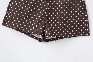 Détail du short pour femme à pois marron montrant la texture du tissu et les coutures