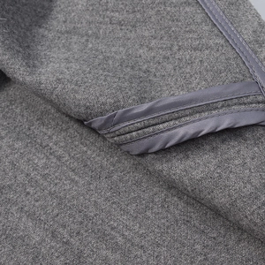 Detail von dunkelgrauem Wollstoff mit elegantem Satinrand und doppelter Steppnaht