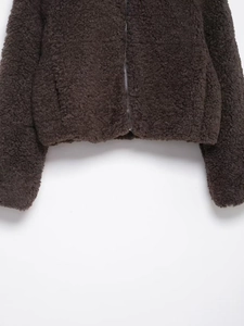 Detailansicht der kaffeebraunen Fleecejacke mit Metallreißverschluss und weicher Textur