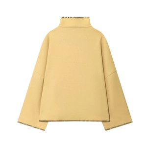 Detailaufnahme des cremefarbenen Stehkragen-Sweatshirts mit schwarzen Kontrastnähten