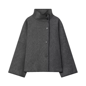 Dunkelgraue Kurzjacke mit Stehkragen, Kontrastnähten und großen schwarzen Knöpfen