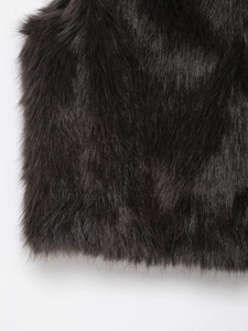 Gros plan sur la texture de fausse fourrure noire douce et fibres moelleuses