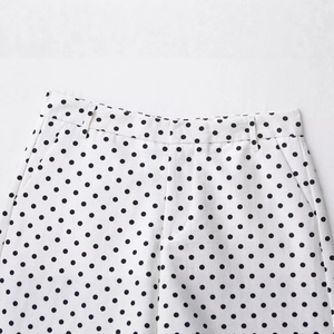 Mini short décontracté pour femme avec pois noirs classiques sur tissu blanc de qualité