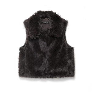 Gros plan d'un gilet en fausse fourrure marron foncé avec revers classique et étiquette