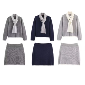 Pull en Tricot à Manches Longues et Mini-jupe pour Femmes Haut et Jupe Élégants Col Écharpe Contrasté Tenue Minimaliste