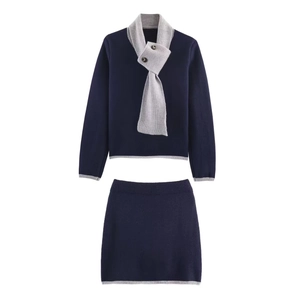 Ensemble en tricot bleu marine minimaliste avec bordures grises et col écharpe