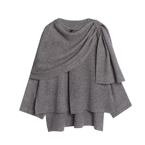 Eleganter grauer asymmetrischer Strickumhang mit Knopfverschluss für die Herbstmode