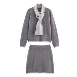 Ensemble tricot deux pièces pour femme avec pull manches longues et jupe grise