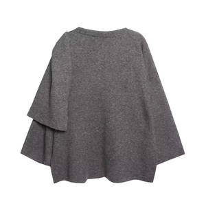 Detailansicht eines dunkelgrauen Strickoberteils mit asymmetrischem Schulterdesign