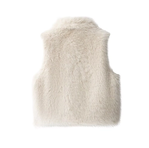 Vue arrière du gilet en fausse fourrure crème montrant la texture douce et le design