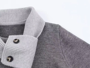 Détail du pull en maille gris avec col à revers classique et boutons à motif de marbre