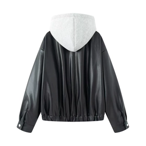 Vue arrière de la veste oversize en similicuir noir avec capuche en tricot gris et bouton