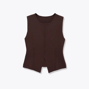 Dunkelbraune ärmellose Strickweste mit Rundhalsausschnitt und Schlitz am Saum