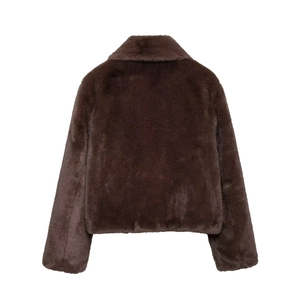 Manteau court en fausse fourrure marron foncé avec large revers et peluche épaisse
