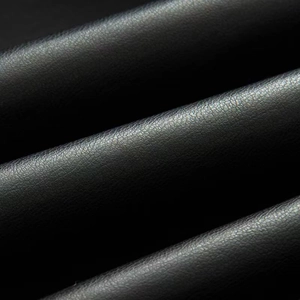 Vue macro détaillée du cuir synthétique noir avec une texture à grain naturel