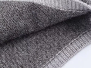 Gros plan sur le tissu en maille grise montrant la texture douce et les finitions
