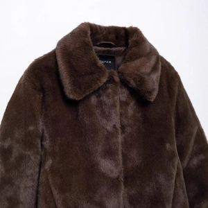 Manteau en fausse fourrure marron foncé avec large revers et manches longues