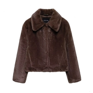 Manteau court tendance en fausse fourrure marron foncé avec grand col et design épuré